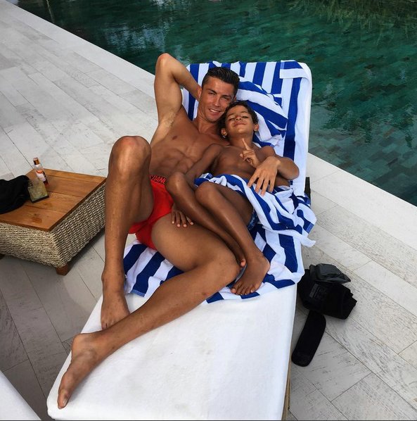 Ronaldo bên cạnh cậu con trai mình