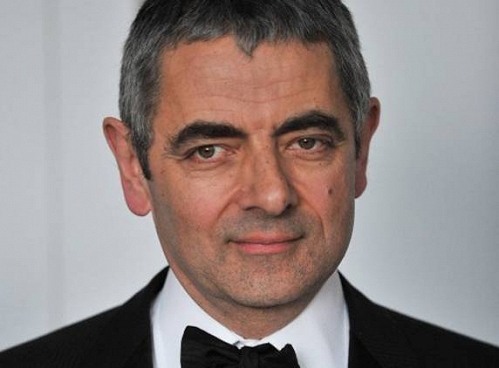 Với chuỗi phim hài về nhân vật Mr Bean, Rowan Atkinson được bầu chọn là 1 trong 50 diễn viên hài xuất sắc nhất Anh Quốc.  Ông cũng là một trong những nghệ sĩ giàu có nhất sứ xở sương mù với tổng tài sản ước tính lên tới 70 triệu bảng Anh. Ông sở hữu rất nhiều bất động sản đáng giá và dàn xe hơi mà bất cứ ai cũng phải ao ước.