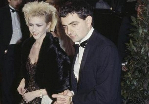 Không chỉ tài năng, giàu có, Rowan Atkinson còn rất đào hoa và si tình. Người phụ nữ đầu tiên mà ông công khai với người hâm mộ là nữ diễn viên Leslie Ash. Vì quá yêu nàng, nam diễn viên đã trồng hai cái cây cao lớn trước nhà và đặt tên là Rowan và Ash. Trong ảnh, nam diễn viên Anh quốc đưa theo bạn gái tới dự buổi công chiếu phim ''Never Say Never Agai'', nằm trong series phim về chàng điệp viên 007 vào năm 1983. Tuy nhiên, chỉ một năm sau đó, cặp đôi ''đường ai nấy đi''.