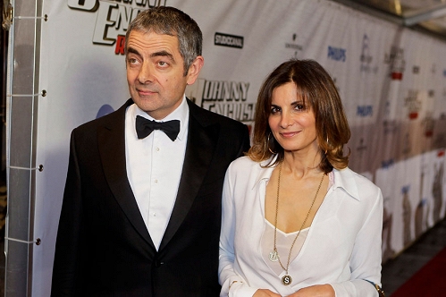 Sau khi chia tay nữ diễn viên Leslie Ash, Mr Bean phải lòng người phụ nữ tên Sunetra Sastry. Bà là con gái của một thợ cơ khí người Ấn Độ và là chuyên viên trang điểm cho các đoàn làm phim. Cả hai gặp nhau trên phim trường phim ''Blackadder'' của đài BBC. Trong buổi hẹn hò đầu tiên, Rowan Atkinson vì quá căng thẳng nên chỉ giữ im lặng. Ông chỉ dám lên tiếng nhờ Sunetra đưa cho lọ sốt cà chua. Sau đó, ông phải trốn vào nhà vệ sinh suốt 15 phút để lấy lại bình tĩnh. Tuy nhiên, khi trở ra ông lại vụng về nói dối là ''bị kẹt khóa quần'' và phải chiếc ghim kẹp thay thế. Chi tiết hài hước này sau đó được nam diễn viên đưa vào một tập phim của Mr Bean.