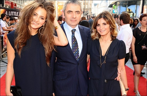 Rowan Atkinson và Sunetra Sastry kết hôn vào năm 1990 và có hai người con, một trai, một gái. Mr Bean rất kín tiếng trong cuộc sống riêng. Ông ít khi chia sẻ về vợ con với người hâm mộ. Nam diễn viên hài từng tiết lộ một chi tiết thú vị là vợ và hai con ông hoàn toàn không thích chuỗi phim hài về nhân vật Mr Bean của ông. Thậm chí, họ còn chẳng mấy khi xem.