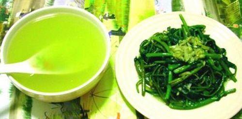 Trẻ em thuộc nh&oacute;m những người kh&ocirc;ng n&ecirc;n uống nước rau luộc nhiều