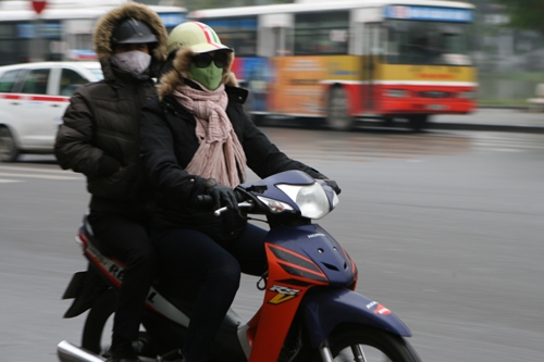 Nhiều người ra đường phải mặc thật ấm, quàng thêm khăn, đeo găng tay để tránh rét. Ảnh Sưu tầm