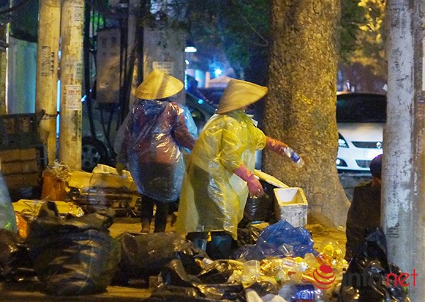 Trong thời tiết khắc nghiệt như vậy, nhưng nhiều người 13Win18 cá cược thể thao vẫn phải lặng thầm ngồi làm việc dưới giá rét. Ảnh: Infonet