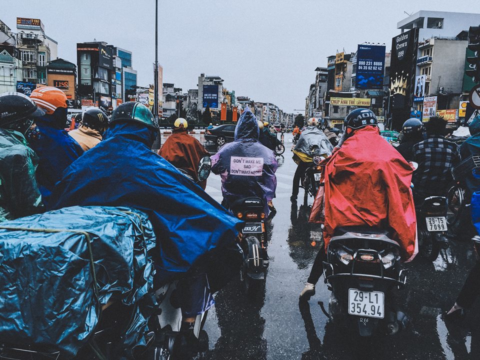 Khoảng 15h hôm qua (23/1), trời bắt đầu mưa phùn và gió rét càng dìm nền nhiệt độ xuống thấp. Ảnh Sưu tầm