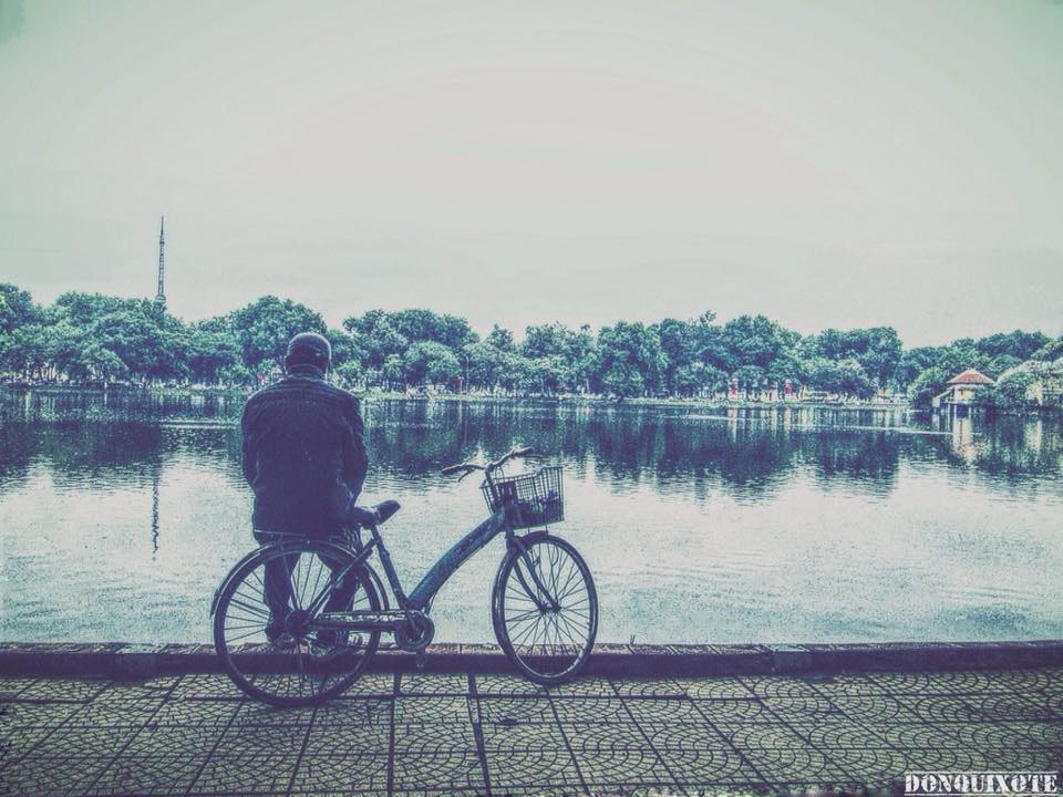 Mặc dù thời tiết Hà Nội lạnh “cắt da cắt thịt” nhưng vẫn có 1 số người thích thú và đi “tận hưởng” cái rét. Ảnh Sưu tầm