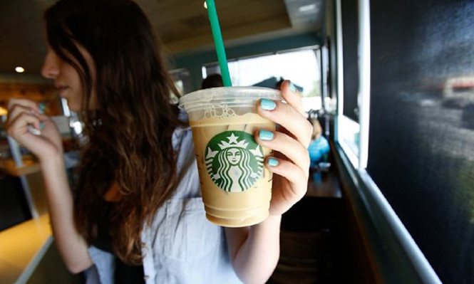 Chuỗi c&agrave; ph&ecirc; Starbucks vừa bị kiện đ&ograve;i 5 triệu USD v&igrave; cho nhiều đ&aacute; v&agrave;o cốc c&agrave; ph&ecirc;. Ảnh: Reuters