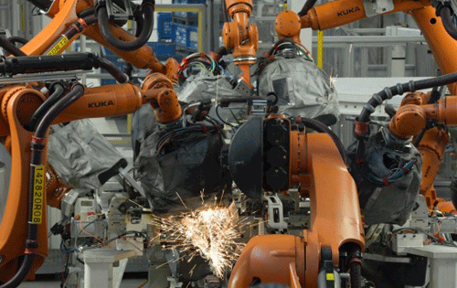 Robot được sử dụng rất phổ biến trong d&acirc;y chuyền sản xuất của h&atilde;ng &ocirc; t&ocirc; Volkswagen, trong đ&oacute; c&oacute; con robot giết người n&oacute;i tr&ecirc;n