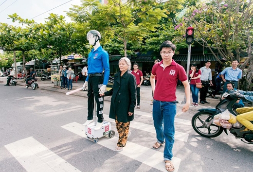 Robot gi&uacute;p người qua đường của sinh vi&ecirc;n Đ&agrave; Nẵng
