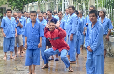 Mất ý thức, mất cả tương lai chỉ vì uống phải rượu rởm (Ảnh: Báo Cà Mau)