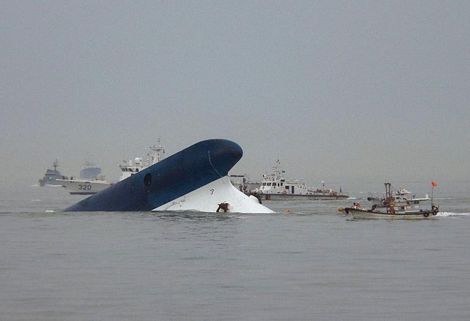 Chiếc ph&agrave; Sewol đ&atilde; gần ch&igrave;m hẳn.