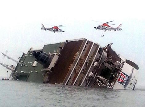 C&aacute;c trực thăng H&agrave;n Quốc bay tr&ecirc;n chiếc ph&agrave; bị lật nghi&ecirc;ng ng&agrave;y 16/4.