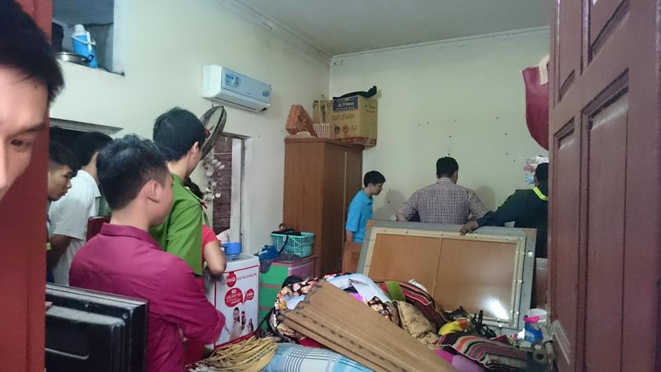 Lực lượng cứu hộ ph&aacute; cửa giải cứu người phụ nữ