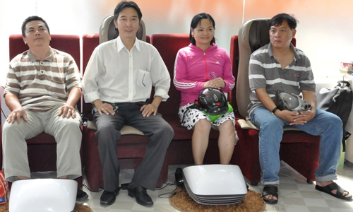 Khách hàng được ngồi thư giãn với ghế massage khi đến với rửa xe 