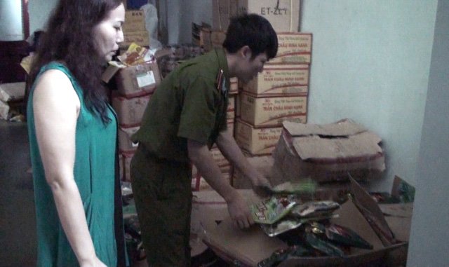 Cảnh s&aacute;t m&ocirc;i trường kiểm tra c&aacute;c th&ugrave;ng chứa nhiều bột tr&agrave; sữa, bột c&agrave; ph&ecirc; kh&ocirc;ng r&otilde; nguồn gốc tại kho h&agrave;ng ở Hạ Long