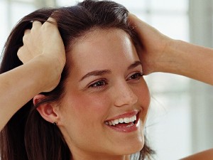 Ngăn rụng t&oacute;c ở ph&aacute;i nữ với liệu ph&aacute;p massage da đầu