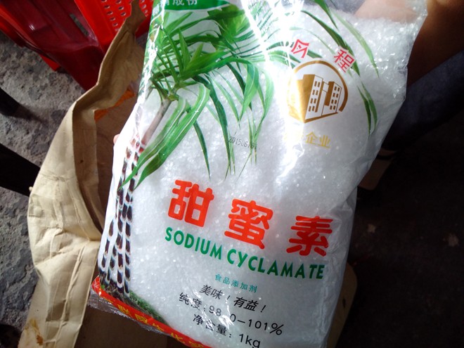Để tiết kiệm chi ph&iacute;, cơ sở l&agrave;m ruốc bẩn n&agrave;y c&ograve;n ng&acirc;m tẩm thịt g&agrave; bằng đường h&oacute;a học Trung Quốc độc hại