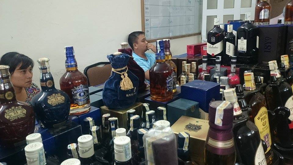 Cặp vợ chồng v&agrave; l&ograve; rượu Chivas giả giữa l&ograve;ng H&agrave; Nội