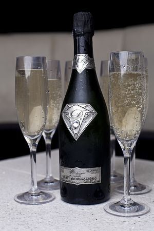 Chai Champage trị gi&aacute; cả một gia t&agrave;i được gắn kim cương 1 carat. Ảnh Amazingandweird