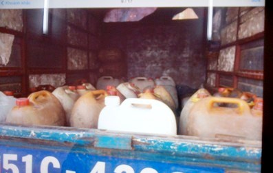 Xăng m&aacute;y bay bị r&uacute;t trộm được mang đi ti&ecirc;u thụ