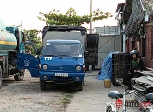 Xe tải nhỏ d&ugrave;ng để chở can xăng dầu r&uacute;t trộm từ xe bồn