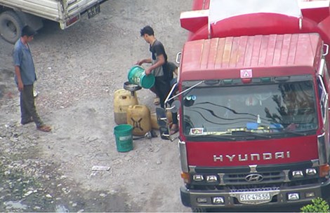 Hoạt động r&uacute;t xăng từu xe bồn c&oacute; sự th&ocirc;ng đồng th&agrave;nh 1 đường d&acirc;y chuy&ecirc;n nghiệp