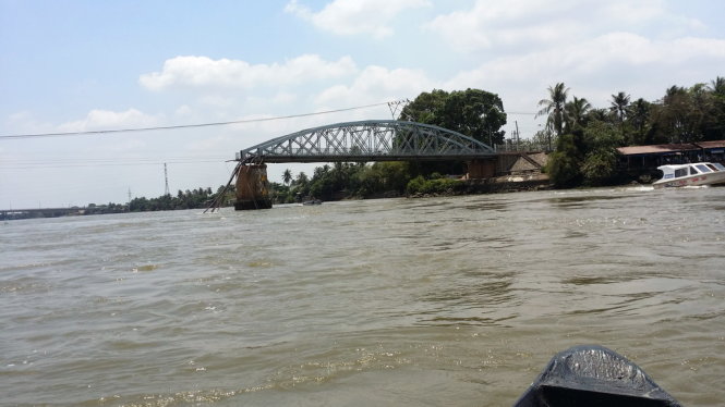 Nhịp giữa cầu Ghềnh đã rớt xuống sông sau tai nạn sập cầu ở Đồng Nai Nhịp giữa cầu Ghềnh đã rớt xuống sông sau tai nạn sập cầu ở Đồng Nai