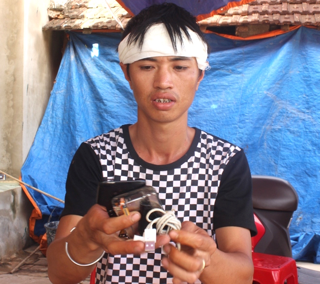 Nguy&ecirc;n nh&acirc;n ban đầu dẫn đến sự việc n&agrave;y được cho l&agrave; tai nạn điện giật chết người do vừa sử dụng điện thoại vừa sạc pin