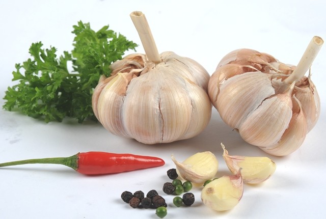 những người mắc bệnh về mắt thường xuy&ecirc;n ăn tỏi cũng l&agrave; một trong những sai lầm đ&aacute;ng tiếc