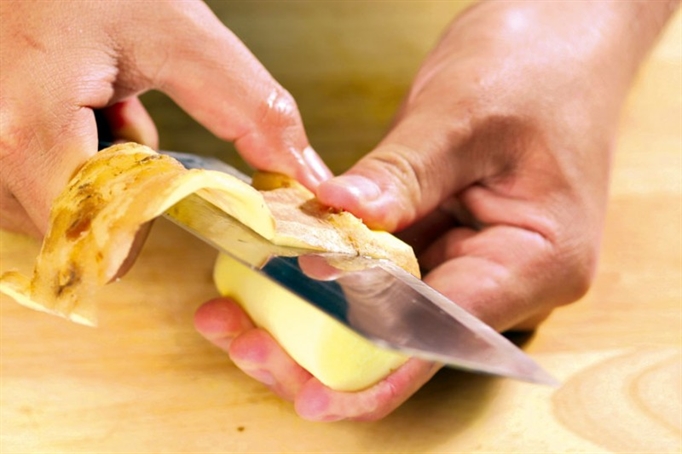 Sai lầm ăn uống khi sử dụng gừng nhiều người mắc phải l&agrave; gọt bỏ vỏ