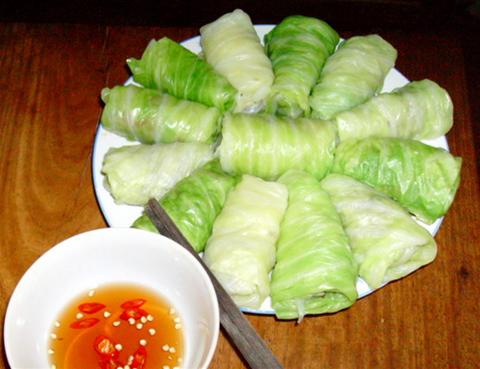Người bị t&aacute;o b&oacute;n, dạ d&agrave;y thường mắc sai lầm ăn uống khi ăn bắp cải sống hoặc muối chua