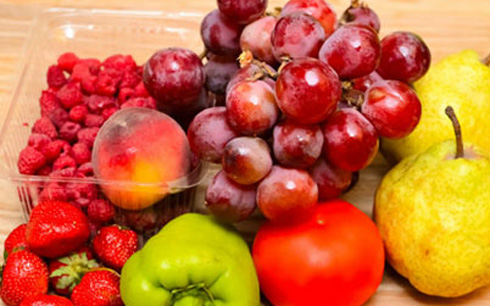 Một trong những sai lầm khi ăn hoa quả l&agrave; ăn nhiều để giảm b&eacute;o
