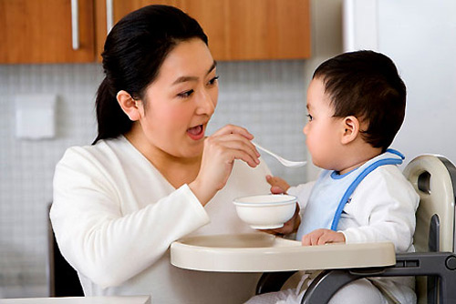 Nguy cơ tiểu đường, b&eacute;o ph&igrave; khi cho trẻ sơ sinh ăn dặm sớm