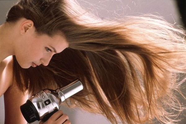 Để c&oacute; m&aacute;i t&oacute;c đẹp n&ecirc;n tr&aacute;nh x&otilde;a t&oacute;c khi sấy