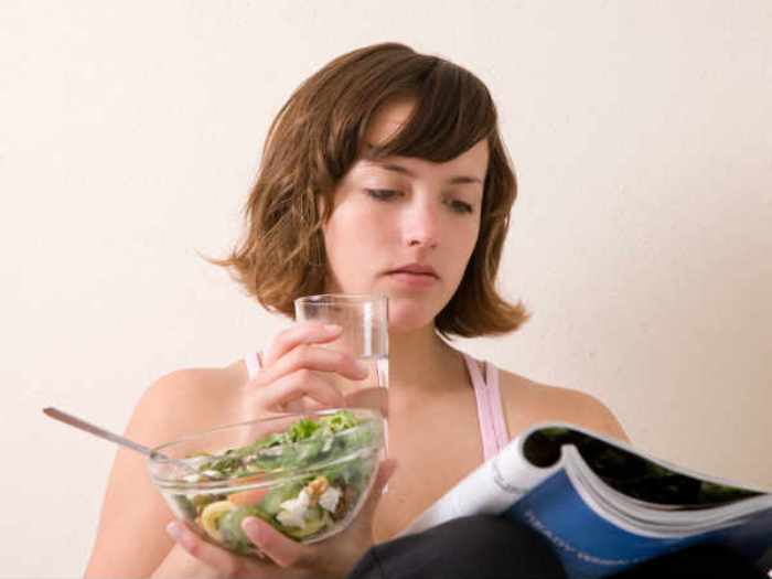 Quan niệm uống nước trong lúc ăn là một mối nguy hiểm.Hệ tiêu hóa sẽ bị 'đe dọa', nhất là hoạt động của dạ dày nếu có thói quen uống nước trong lúc ăn. Vì theo các nhà khoa học, nước sẽ pha loãng các dịch vị được tiết ra để tiêu hóa 13Win1 nhập link nhà cái. Đồng thời làm tăng lượng insulin trong cơ thể và tích tụ chất béo.