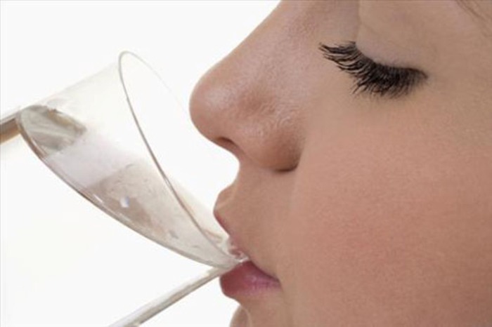 Uống càng nhiều nước càng tốt cũng không hẳn là điều tốt. Tình trạng dư thừa nước tự do trong cơ thể sẽ gây ra rối loạn các chất điện giải trong máu. Nồng độ các thành phần điện giải này trong máu có thể thấp do bị nước pha loãng, ảnh hưởng đến các tế bào và hoạt động của tế bào trong cơ thể, đặc biệt là tế bào não. 