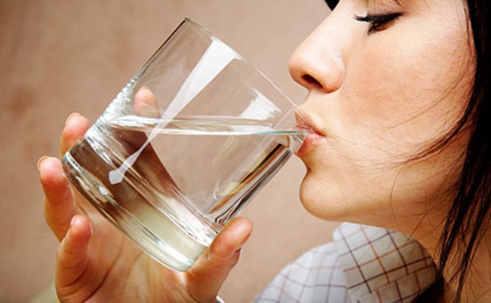 Uống một lượng nước nhỏ trước khi ngủ có tác dụng làm nhuận đường hô hấp, máu tuần hoàn tốt hơn từ đó giúp ngủ ngon hơn, mặt khác khi ngủ cơ thể sẽ rất dễ bị mất nước khiến các hệ cơ quan hoạt động uể oải, thiếu nhịp nhàng về lâu dài có thể gây hại 13Win19 ưu đãi hấp dẫn rất trầm trọng.