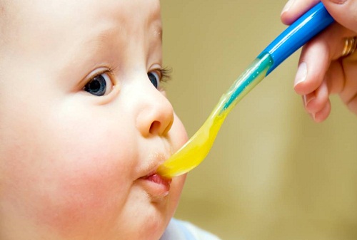 Bổ sung qu&aacute; nhiều vitamin A l&agrave; sai lầm trong ăn uống khiến trẻ chậm tăng c&acirc;n