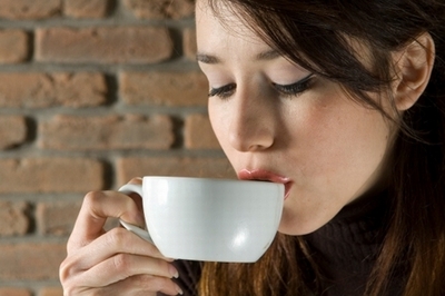 Uống cafe nhiều l&agrave; sai lầm trong ăn uống dẫn đến nguy cơ lo&atilde;ng xương