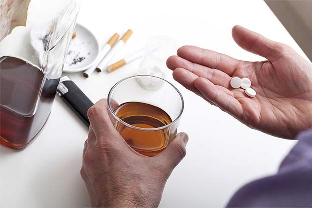 Kh&ocirc;ng sử dụng thuốc với đồ uống c&oacute; cồn