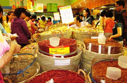 Sai lầm trong ăn uống mứt Tết, ăn quá nhiều có thể ảnh hưởng đến nhiều đối tượng đặc biệt là thai nhi và bà bầu Sai lầm trong ăn uống mứt Tết, ăn quá nhiều có thể ảnh hưởng đến nhiều đối tượng đặc biệt là thai nhi và bà bầu