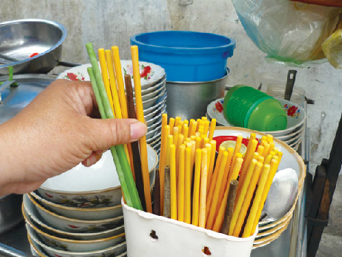 Sử dụng đũa nhiều màu sắc cũng là một sai lầm trong ăn uống nên tránh Sử dụng đũa nhiều màu sắc cũng là một sai lầm trong ăn uống nên tránh