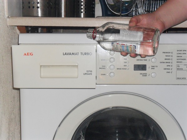 Với m&aacute;y giặt bốc m&ugrave;i sau thời gian d&agrave;i sử dụng, c&aacute;c mẹ h&atilde;y &aacute;p dụng ngay mẹo vặt gia đ&igrave;nh d&ugrave;ng dấm hoặc chanh để xử l&yacute; sạch sẽ m&ugrave;i h&ocirc;i v&agrave; cặn bẩn