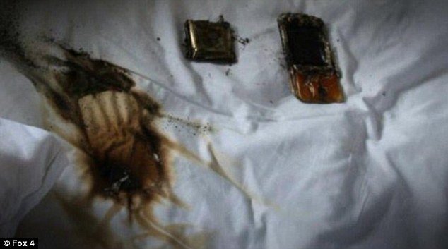 To&agrave;n bộ chiếc Samsung Galaxy S4 bị hư hại ho&agrave;n to&agrave;n v&igrave; th&oacute;i quen sạc điện thoại tr&ecirc;n giường