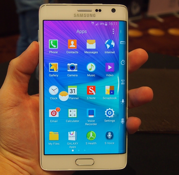 Galaxy Note Edge v&aacute;t cong ph&iacute;a r&igrave;a b&ecirc;n phải l&agrave; một v&iacute; dụ điển h&igrave;nh cho sự kh&oacute; hiểu trong chiến lược kinh doanh của Samsung