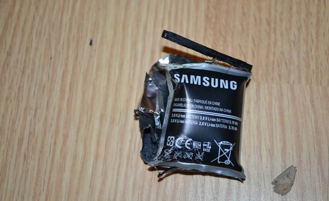 Cục pin bị ch&aacute;y từ chiếc điện thoại Samsung Galaxy Ace II của c&ocirc; Casserly