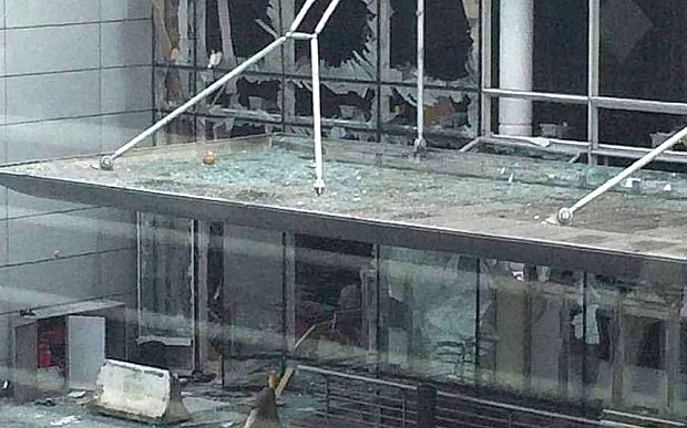 C&aacute;c th&ocirc;ng tin cho biết c&oacute; &iacute;t nhất hai tiếng nổ được nghe thấy ở s&acirc;n bay. Ảnh: Telegraph