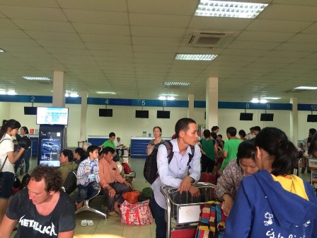 Nhiều h&agrave;nh kh&aacute;ch tỏ ra bức x&uacute;c v&igrave; kh&ocirc;ng hề biết trước sự việc s&acirc;n bay C&aacute;t Bi sẽ đ&oacute;ng cửa v&agrave; hủy chuyến bất ngờ như vậy
