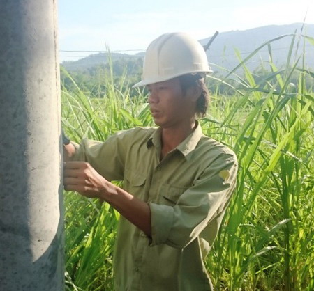 C&ocirc;ng nh&acirc;n Trần Ngọc Dũng đang thi c&ocirc;ng c&ocirc;ng tr&igrave;nh điện ở huyện V&acirc;n Canh