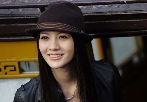 Sao Đ&agrave;i Loan Ng&ocirc; &Aacute; Hinh phủ nhận tin đồn tham gia v&agrave;o đường d&acirc;y người mẫu b&aacute;n th&acirc;n